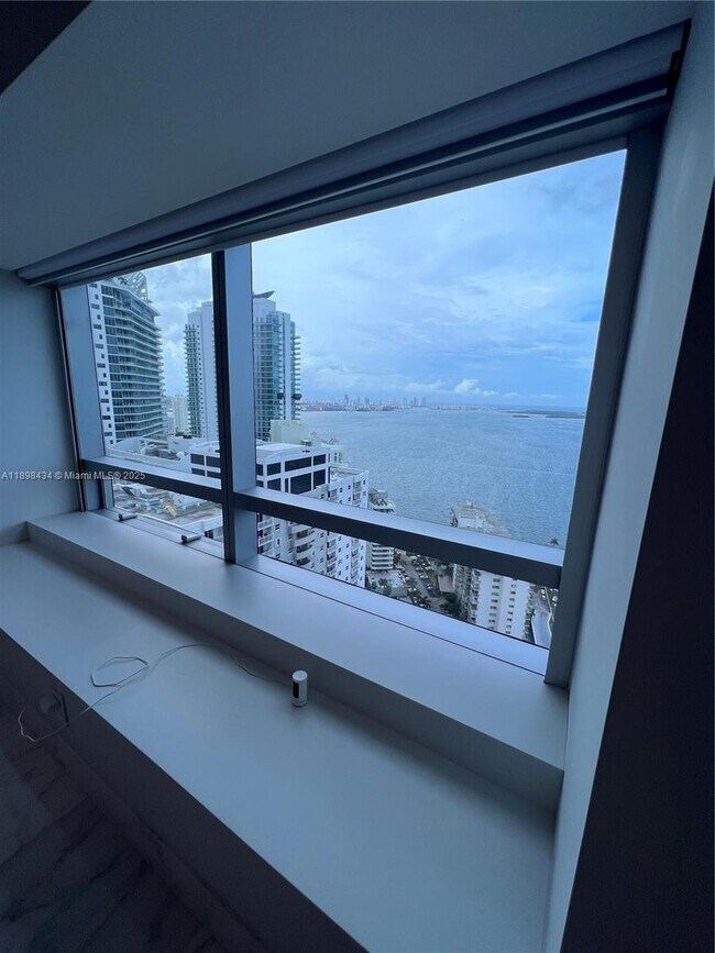 Building Photo - 1435 Brickell Ave