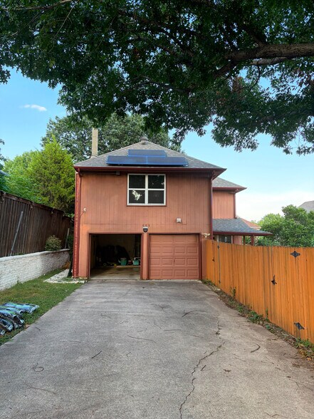 Building Photo - Room in House on Bandera St