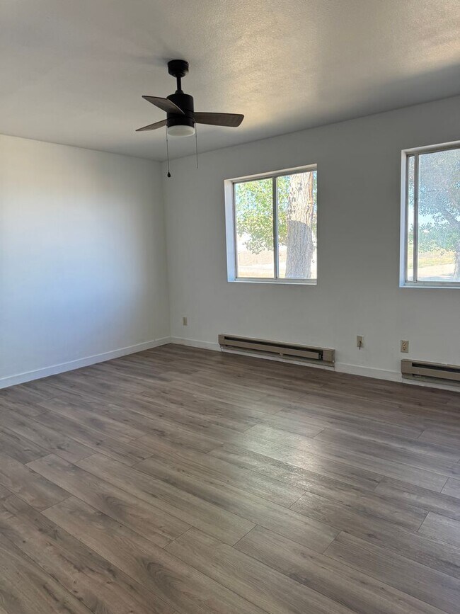 Building Photo - 660 Thistle Dr