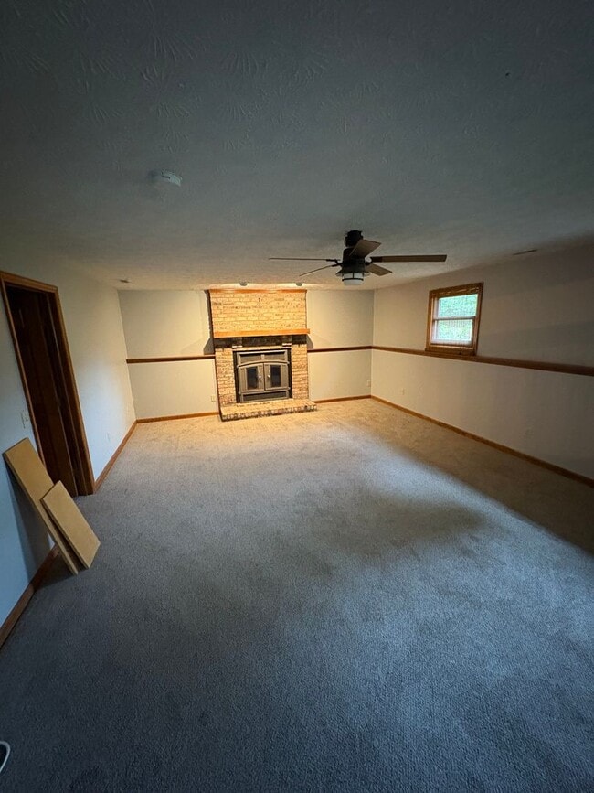 Building Photo - Beautiful Tri-level Home in Centerville