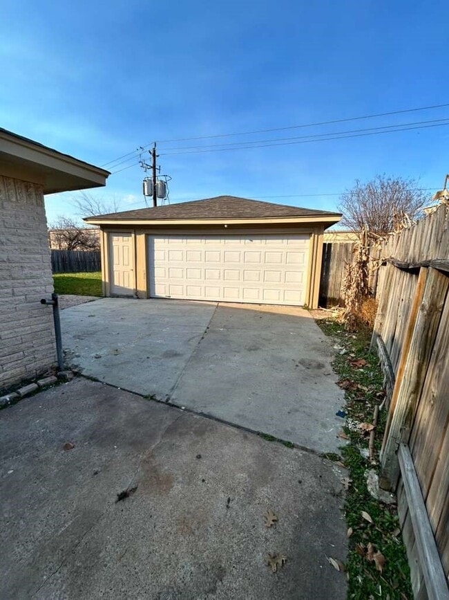 Building Photo - 12322 South Dr