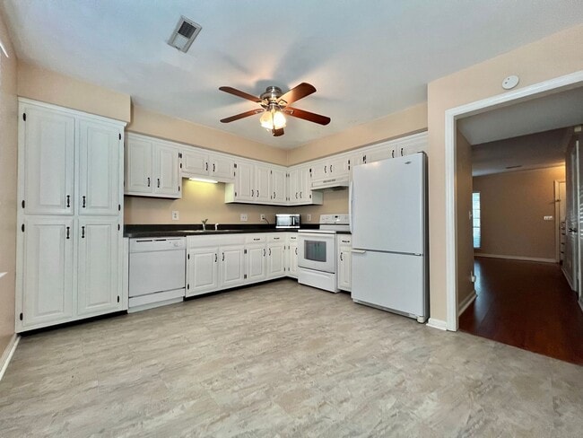 Building Photo - 2 Bed/ 1.5 Bath - Townhome in Cool Springs