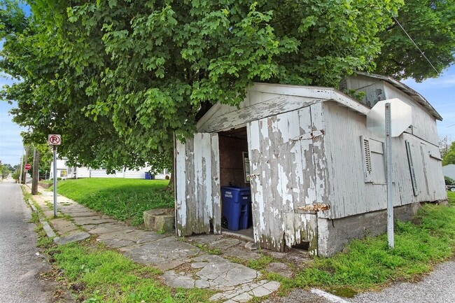 Building Photo - Coming Soon! Bright 3 Bedroom, 1.5 Bath Ho...
