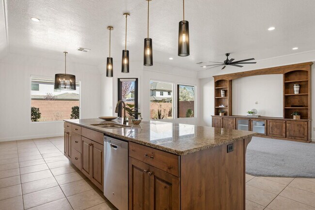 Building Photo - 6 Bed, 4 Bath with RV Parking and No HOA in Sycamore — Available Now!
