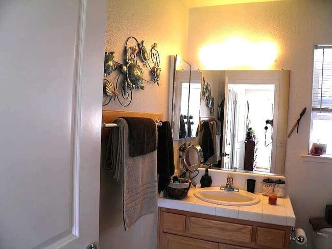 Building Photo - 2 bedroom, 2 bath in Grass Valley, CA