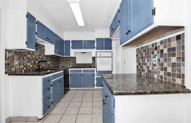 Building Photo - 5815 Permastone Lake Rd