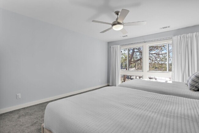 Building Photo - "Coastal Comfort Awaits: Spacious 3-Bed, 3-Bath Furnished Retreat in Moss Creek on the Marsh!"