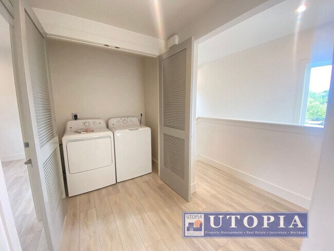 Building Photo - 3Bd/2Ba Townhouse Style Home with Office/Den and Garage- Centrally Located, Easy Commute