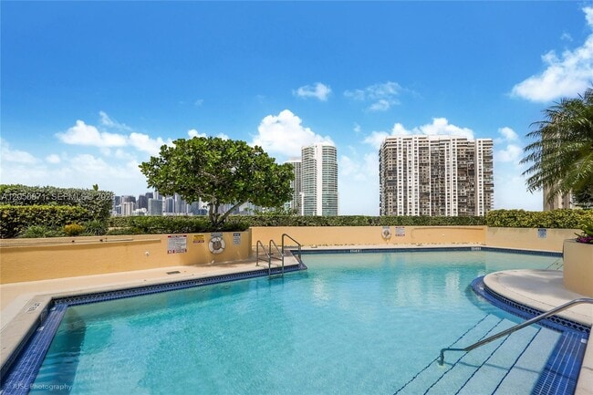 Building Photo - 2475 Brickell Ave