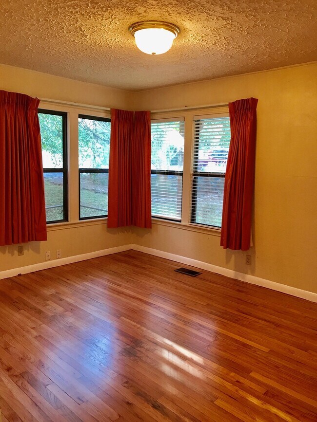 Building Photo - Charming 3 Bedroom Home - Large Backyard - Carport