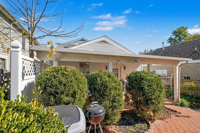 Building Photo - Charming 3-bedroom 2 bathrooms in Downtown...