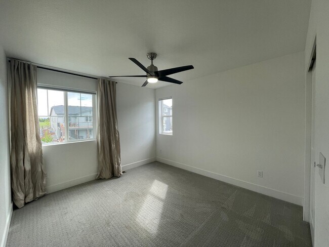 Building Photo - Stunning and spacious 4.5 bedroom, 3 bathroom home located in Morgan Hill