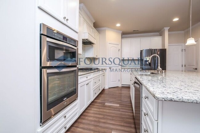 Building Photo - Elegant 3-Bed Townhome , Screened Porch & 2-Car Garage – Prime Davis Drive Location