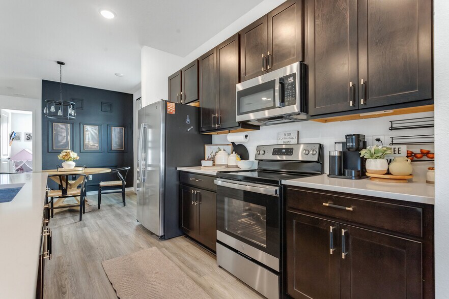 Building Photo - 682 Heritage Square Dr