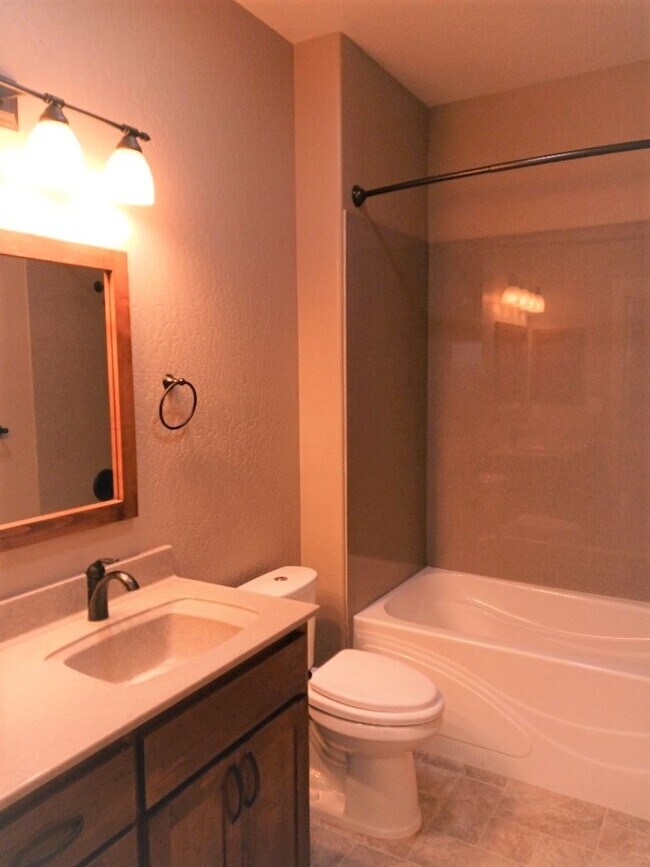 Building Photo - Charming 2 Bedroom, 2 Bathroom Cottage in Central Point