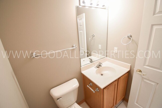 Building Photo - Beautiful 2 bedroom, 2 bath Town house in West Des Moines with 1-car attached garage