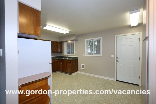 Building Photo - SE Green Vista Dr - Milwaukie 2 bedroom du...