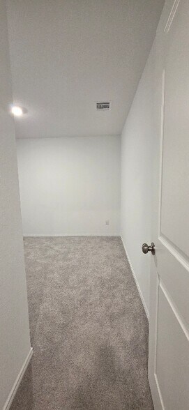 Building Photo - 115 Kings Row Ln