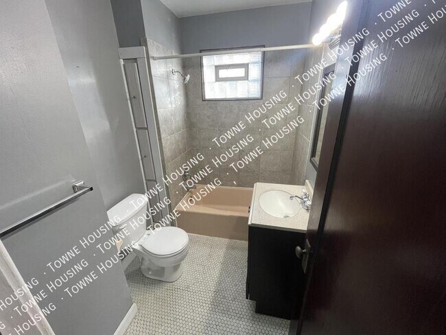 Building Photo - 418 Colvin Ave
