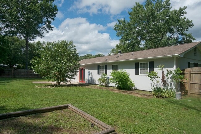 Building Photo - Spacious 3 bedroom/2 bath ranch- South Huntsville!