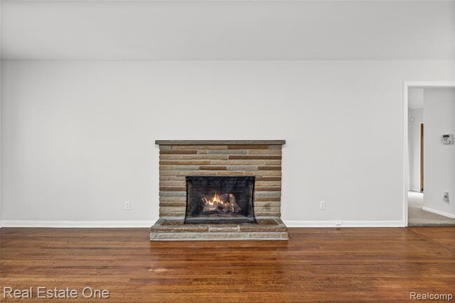 Building Photo - 2360 Pine View Dr