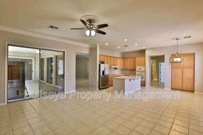 Building Photo - 1550 N Robin Ln