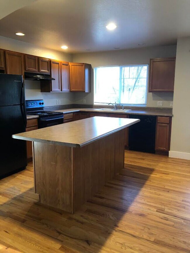 Building Photo - Charming 2br 1.5ba Two Level Condo in Dist...