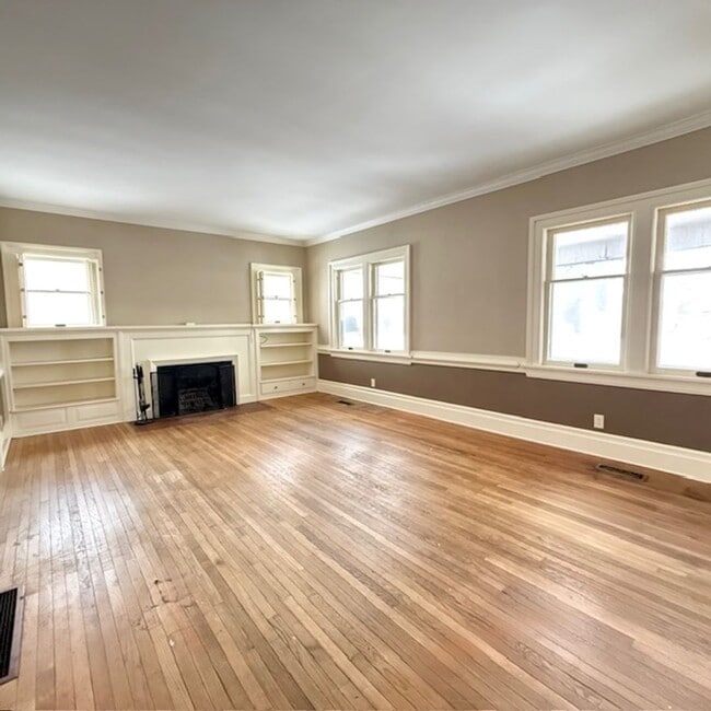 Building Photo - ASHLAND - Charming + Spacious 3 Bedroom, 1/2 Bath Home