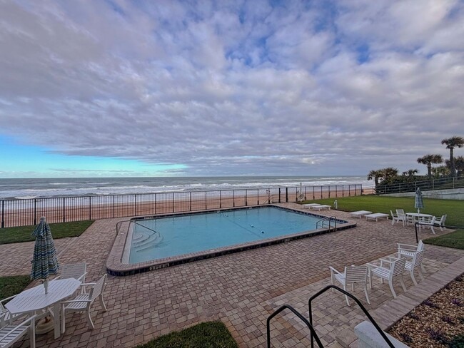 Building Photo - Spectacular Ocean front ground floor unit , just steps away from water and sand