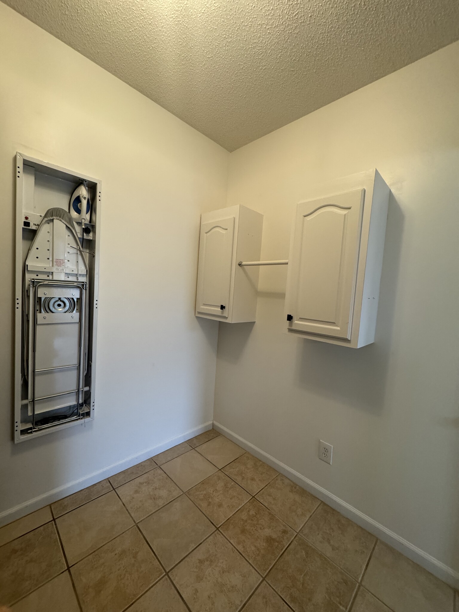 Laundry room - 1701 Water Oak Dr