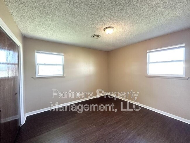 Building Photo - 105 Pine Ave