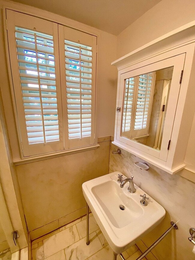 Building Photo - Stunning 4 Bed/3.5 Bath Historic Home - Be...