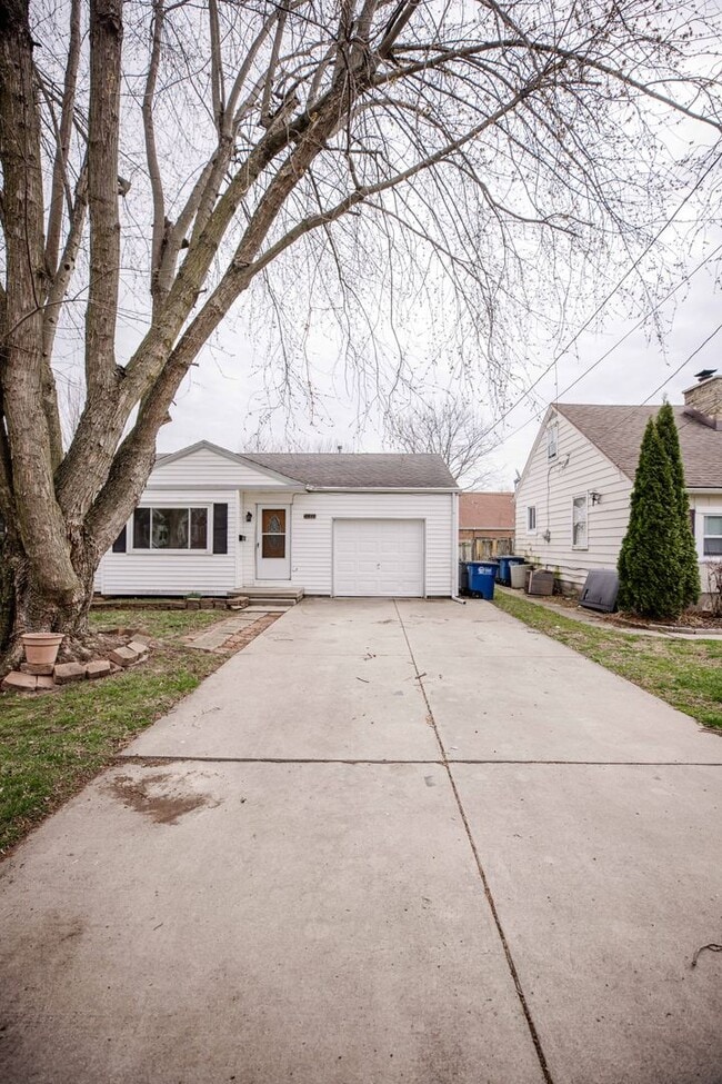 Building Photo - Beautiful Three Bedroom Home For Rent In Washington Local!