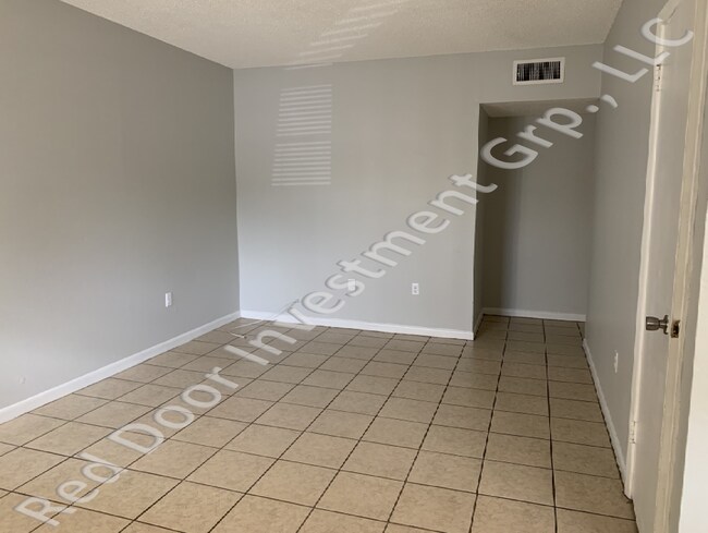 Building Photo - Spacious 1/1 1st Floor Condo - minutes fro...