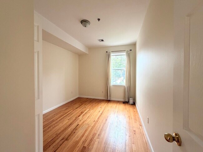 Building Photo - 687 Avenue A