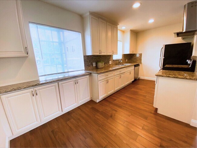 Primary Photo - Luxury Spacious 2BD Apartment Home! AC! Wa...