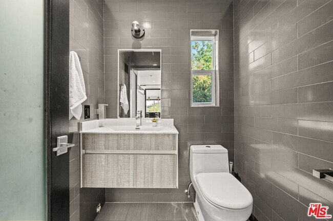 Building Photo - 28207 Laura La Plante Dr
