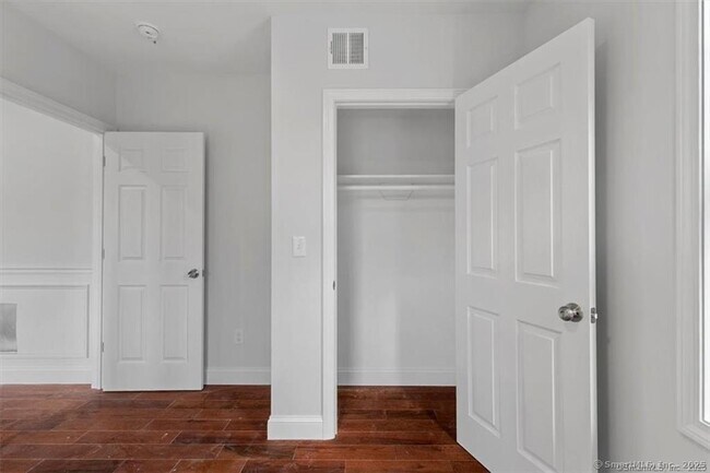 Building Photo - 1091 Whalley Ave