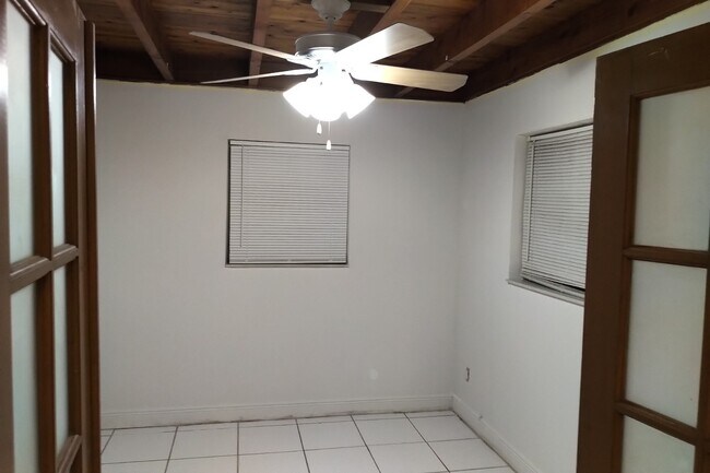 Building Photo - 2813 Acapulco Dr