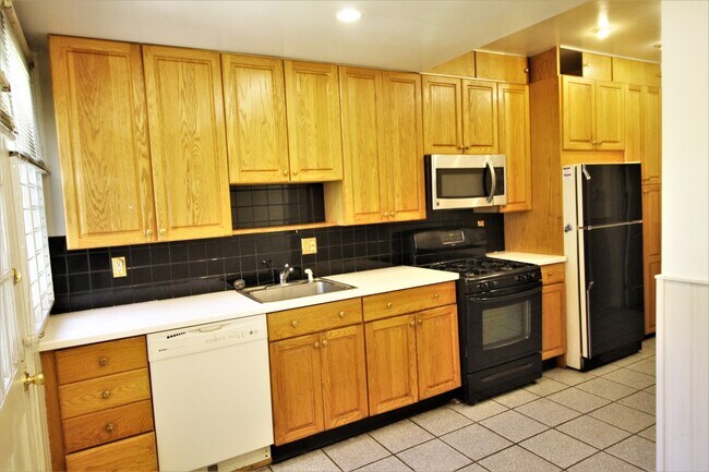 Building Photo - 2026/2027 Off-Campus JHU Spacious 5bd/2ba Rowhome OSP & W/D! Available 6/8