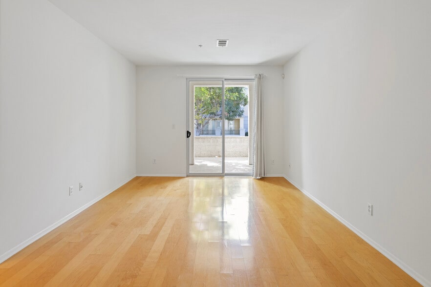 Building Photo - 6400 Crescent Park E