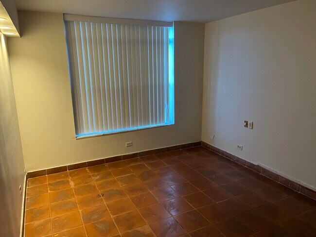 Building Photo - 3760 Inverrary Dr