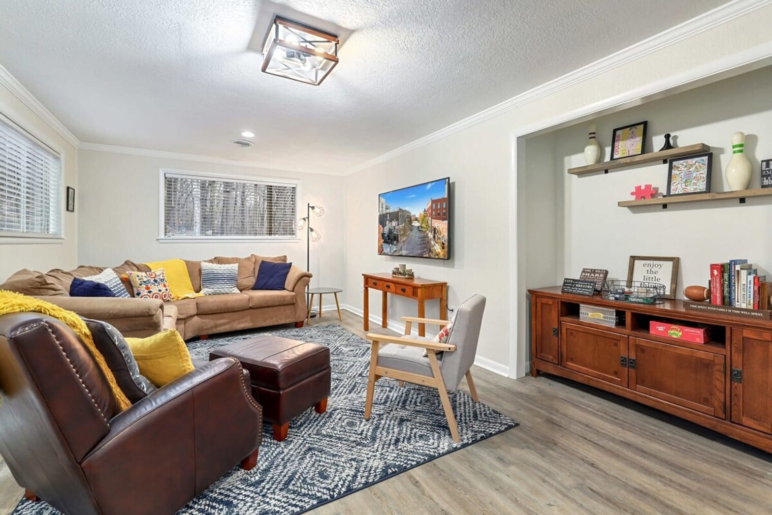 Building Photo - 1232 S Dinsmore Trail