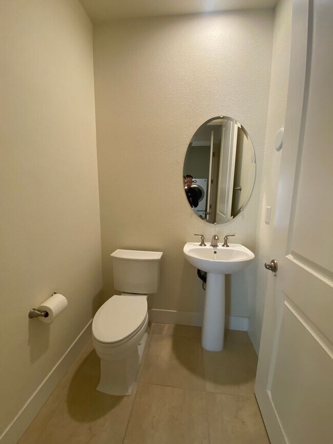 Building Photo - ALMOST NEW, SUPER CLEAN 2 BED, 2.5 BATHS, ...