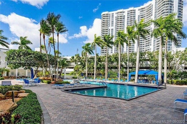 Building Photo - 3600 Mystic Pointe Dr