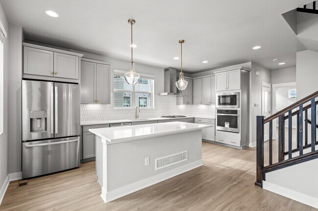 Building Photo - Spacious Family Home in Quiet Neighborhood