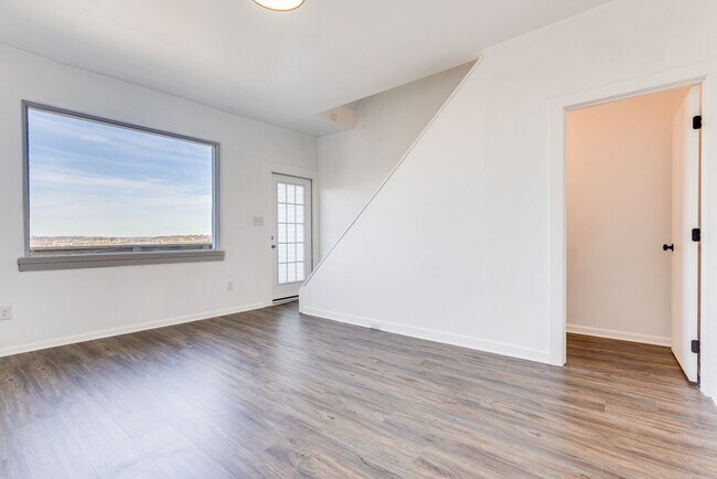 Building Photo - AVAILABLE NOW - Beautiful 3 Bedroom Home w...