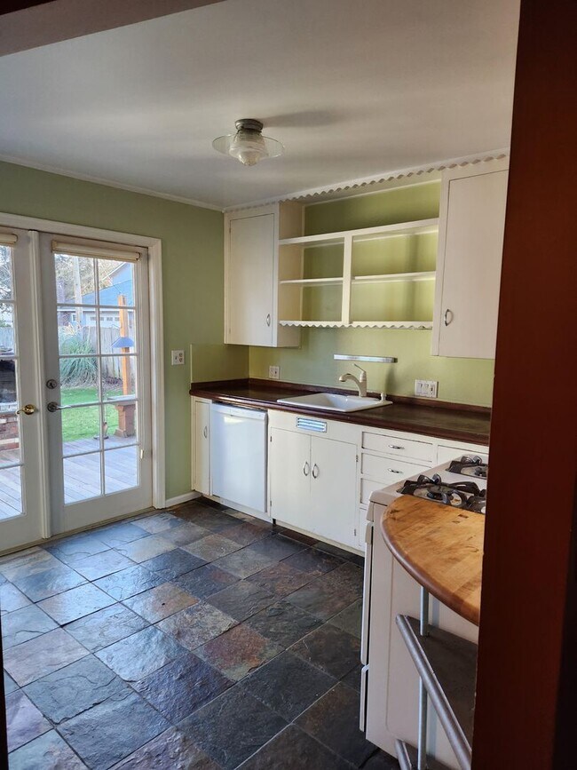 Building Photo - zoeb01