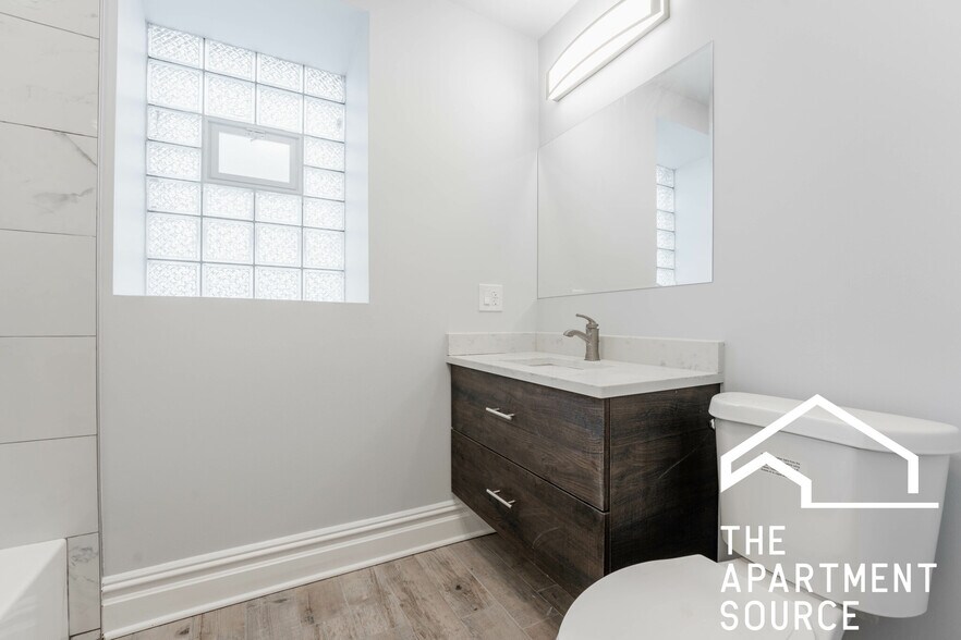 Building Photo - 2647 N Sacramento Ave