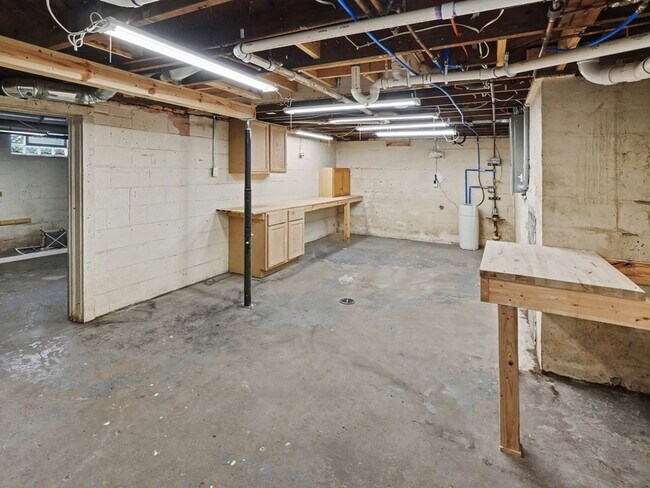 Building Photo - 685 S Wagner Rd